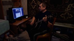 Mamy Blue на гитаре