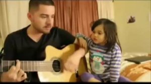 Папа поет с дочкой
