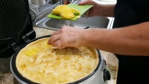 Пирог с мясом в пицмейкере.