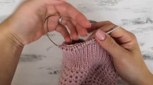 ДЕТСКАЯ ШАПКА СПИЦАМИ С ПОДКЛАДОМ, УШКАМИ И ЗАВЯЗКАМИ.