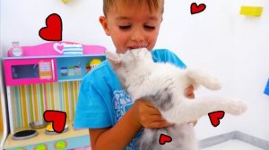 Влад и Никита играют с котятами