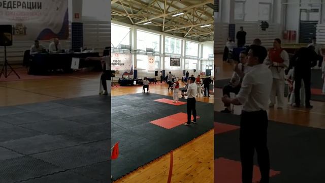 бой киокушинкай каратэ (категория девочки 10-11 лет ,вес: 35+кг ) я в белом, и не в своей категории смотреть онлайн