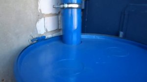 Бочка у гаража. Дождевая вода для мойки ВД.