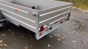 Прицеп для снегохода с высоким бортом.