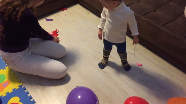 Дикие 🐅 животные 🦏 и дикий восторг 😝. Кирилл лопает 💣 сам кучу воздушных шариков🎈🎈🎈. смотреть онлайн