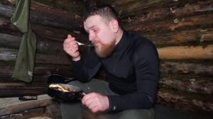 землянка в лесу , 1го Января поход с ночевкой в сыром лесу , лесной быт , бушкрафт