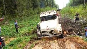 Мужик на редчайшем ЗИЛ 131 ни секунды не сомневался и кинулся в овраг. Легендарные грузовики 6х6.