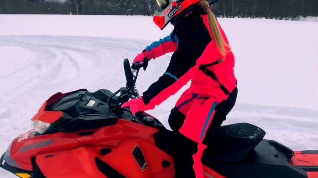 Научить блондинку гонять на горном снегоходе - 2 - Blondy Ski Doo - знакомство с красной ракетой смотреть онлайн