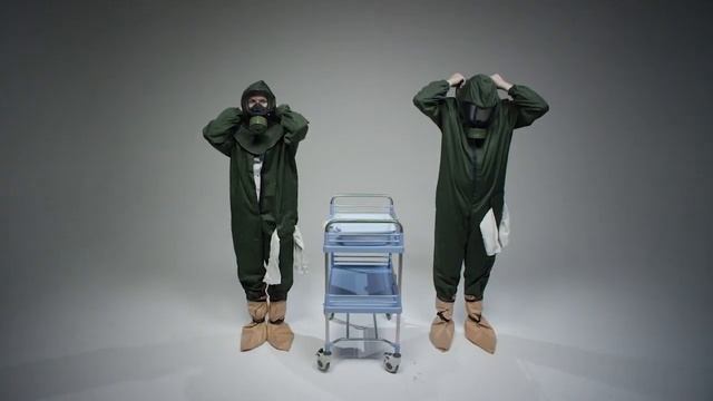 Надевание многоразового защитного комбинезона. COVID-19 смотреть онлайн