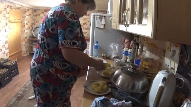 ДЕРЕВЕНСКИЙ ДВИЖ ПО УБОРКЕ ТЕРРИТОРИИ И ПОСАДКА ОВОЩЕЙ В ПРАЗДНИЧНЫЕ ДНИ ЧАСТЬ 2 !!!