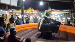 Аттракцион "Бешенный бык"  на ночной ярмарке в ГОА