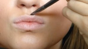 Увеличение объема губ / Как увеличить губы с помощью макияжа