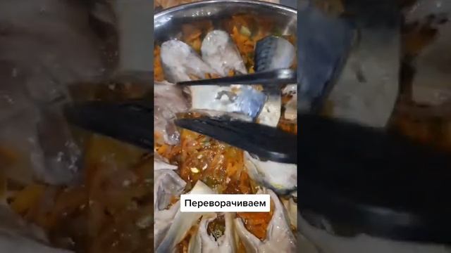 Тушеная скумбрия с овощами. скумбрия в сковороде.