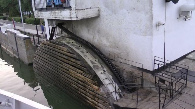 Входные поворотные ворота смотреть онлайн