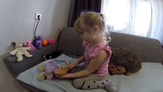 Как помыть игрушки, Арина моет свои игрушки смотреть онлайн