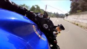 Гонки на бешеной скорости на мотоцикле