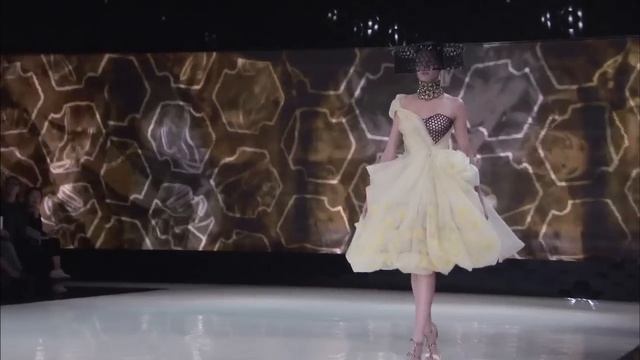 Alexander McQueen | Women's Spring/Summer 2013 | Runway Show смотреть онлайн