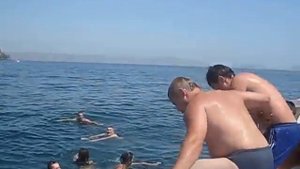 Акула ест людей