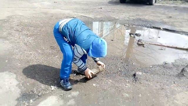 Кидает большой камень