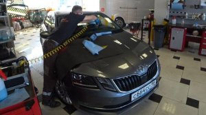 Ремонт скола на лобовом стекле SKODA OCTAVIA A7FL по технологии Carglass