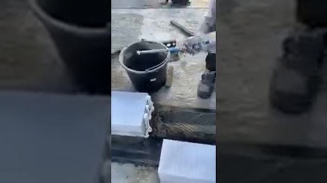 Кладка первого ряда газобетонных блоков
