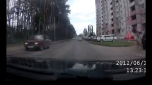 Ребенок выпал из машины на ходу