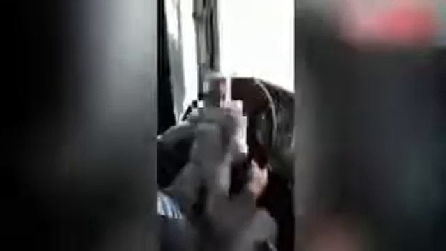 Отец вел машину с привязанным ребенком к рулю. смотреть онлайн