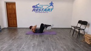 Техника выполнения Пресс с перекрёстным касанием локоть-колено