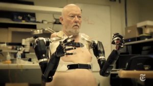 Инвалид учится управлять протезами-роботами