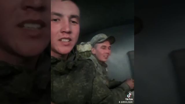 Марийские солдаты поют про сирень.