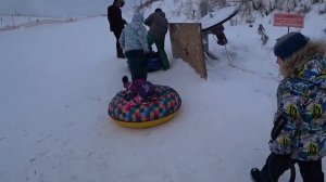 Катаемся на тюбингах и ватрушках на Красной горке в Подольске Развлечение для детей