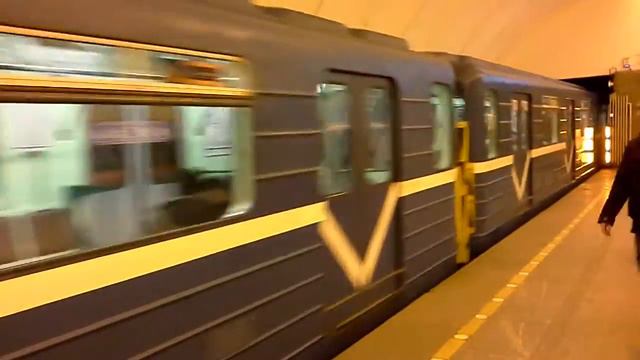 Вагон зелёный салон приехал на Большевиков