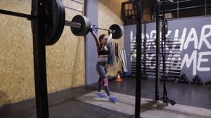 Девушки приседают со штангой над головой / CrossFit Redyar