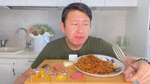 МУКБАНГ 3 ПАЧКИ  лапши ЧАН РАМЕН ? СЫР  КОЛБАСА MUKBANG NOODLES RAMEN не asmr