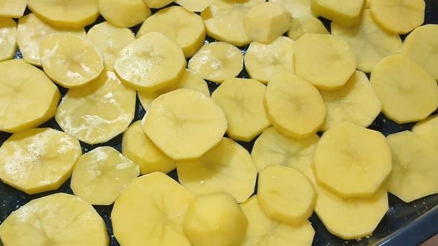 МЯСО ПО- ФРАНЦУЗСКИ ИЗ СВИНИНЫ С КАРТОШКОЙ В ДУХОВКЕ!