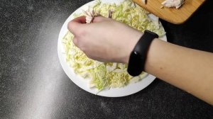 Белковый салат с куриной грудкой и пекинской капустой для похудения