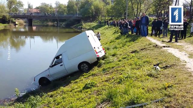 Из реки Саксагань в Кривом Роге вытаскивают утопленную машину смотреть онлайн