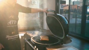 Рецепт куриных колбасок с вялеными томатами на керамическом гриле Primo