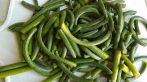 Стрелки чеснока с яйцом и помидорами