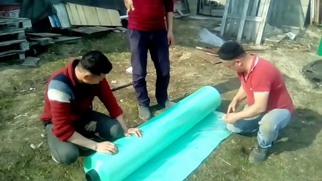 Накрываем плёнкой деревянную теплицу! смотреть онлайн