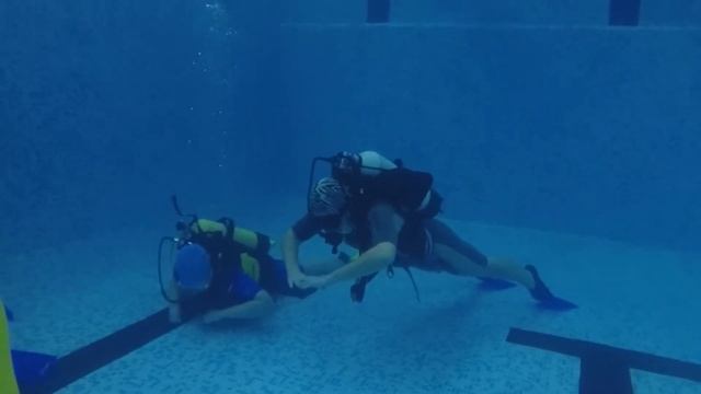 Невероятно красивые кадры... Дети в бассейне. смотреть онлайн