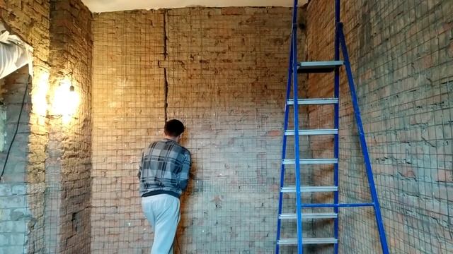 Армирование стен под штукатурку ЦПС металлической сеткой.