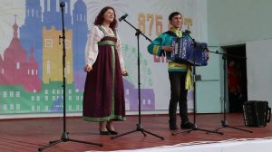 Антон Карасёв (гармонь, вокал) и Мария Чубуткина (вокал) - наши молодые исполнители