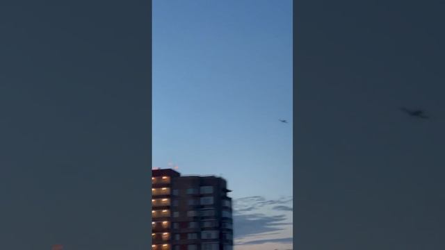 На кадрах БПЛА пролетает в районе станции метро "Коломенская". Через несколько минут он взорвется