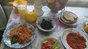 Капуста тушеная с помидорами и с лавровый листом,черные оливки,салат овощной и бодрый дух залог здо