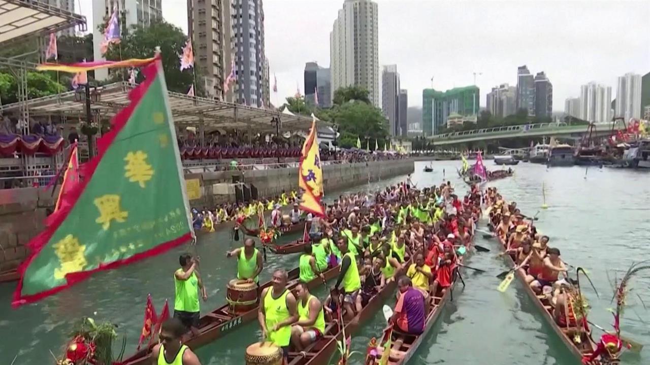 В Китае проходит красочный фестиваль драконьих лодок