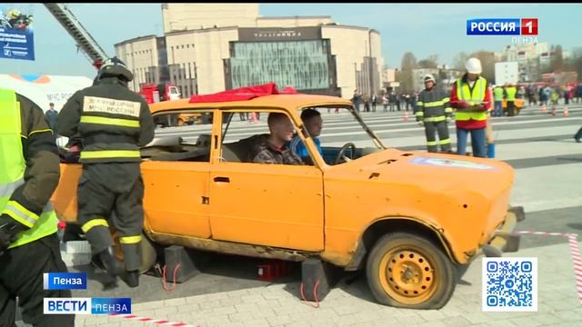 14 команд спасателей ПФО состязаются в умении ликвидировать последствия ЧС в Пензе