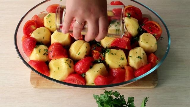 Картофель с помидорами запеченный в духовке