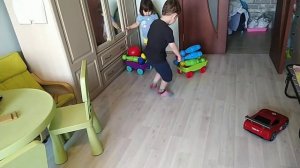 дети с новыми тележками