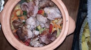 Мясо с картофелем и кабачком в горшочках